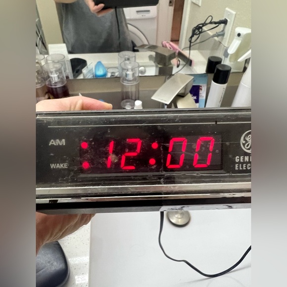 Vintage GE Alarm Am/Fm Radio Digital Clock *Tested* - Picture 8 of 9